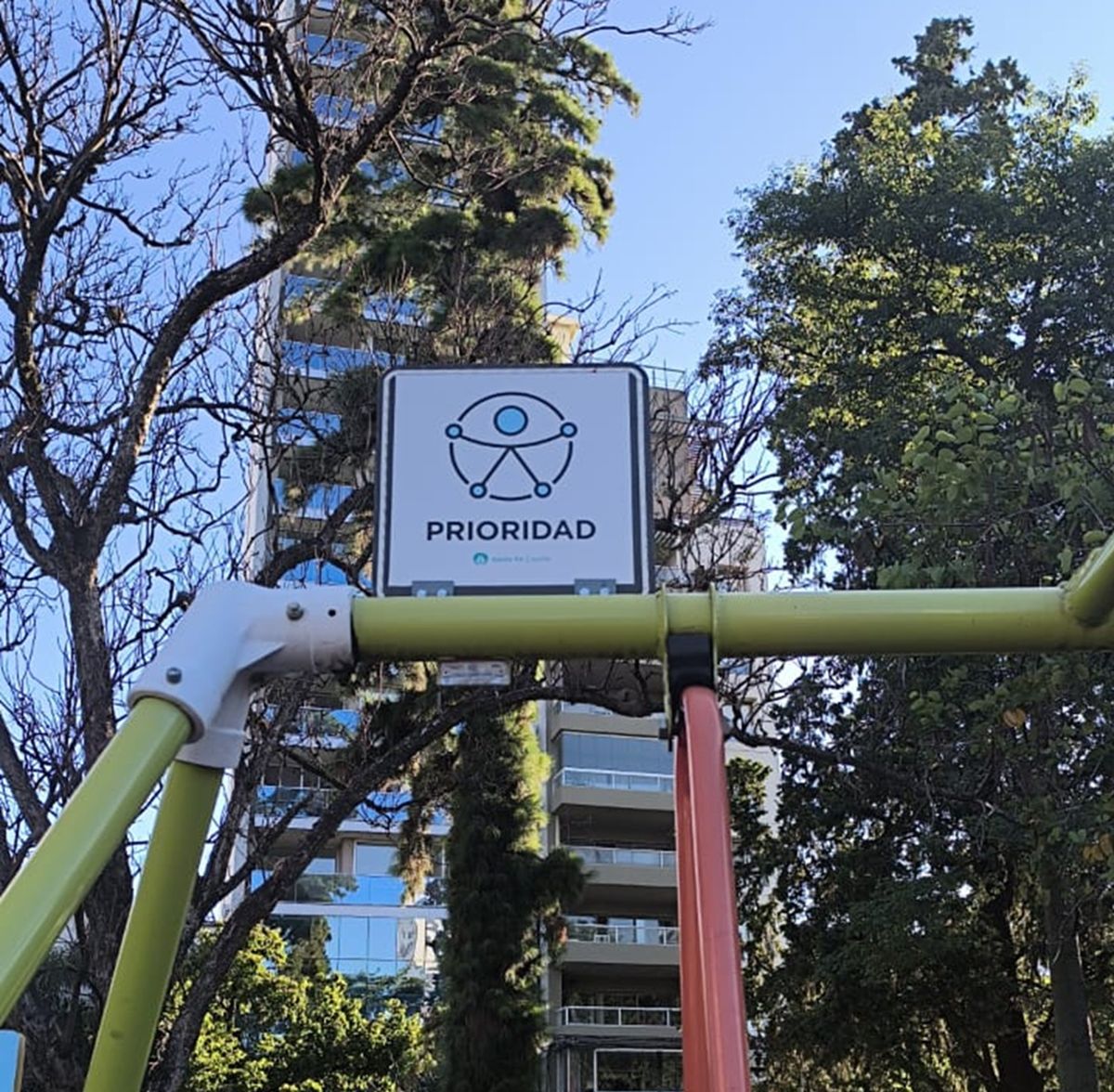 Los nuevos carteles que comenzaron a ser colocados en las plazas de Santa Fe.&nbsp;