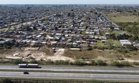 El gobierno provincial continúa con el plan de intervención en barrios de la ciudad de Santa Fe para reemplazar viviendas precarias por casas de construcción sólida. El gobierno provincial continúa con el plan de intervención en barrios de la ciudad de Santa Fe para reemplazar viviendas precarias por casas de construcción sólida.