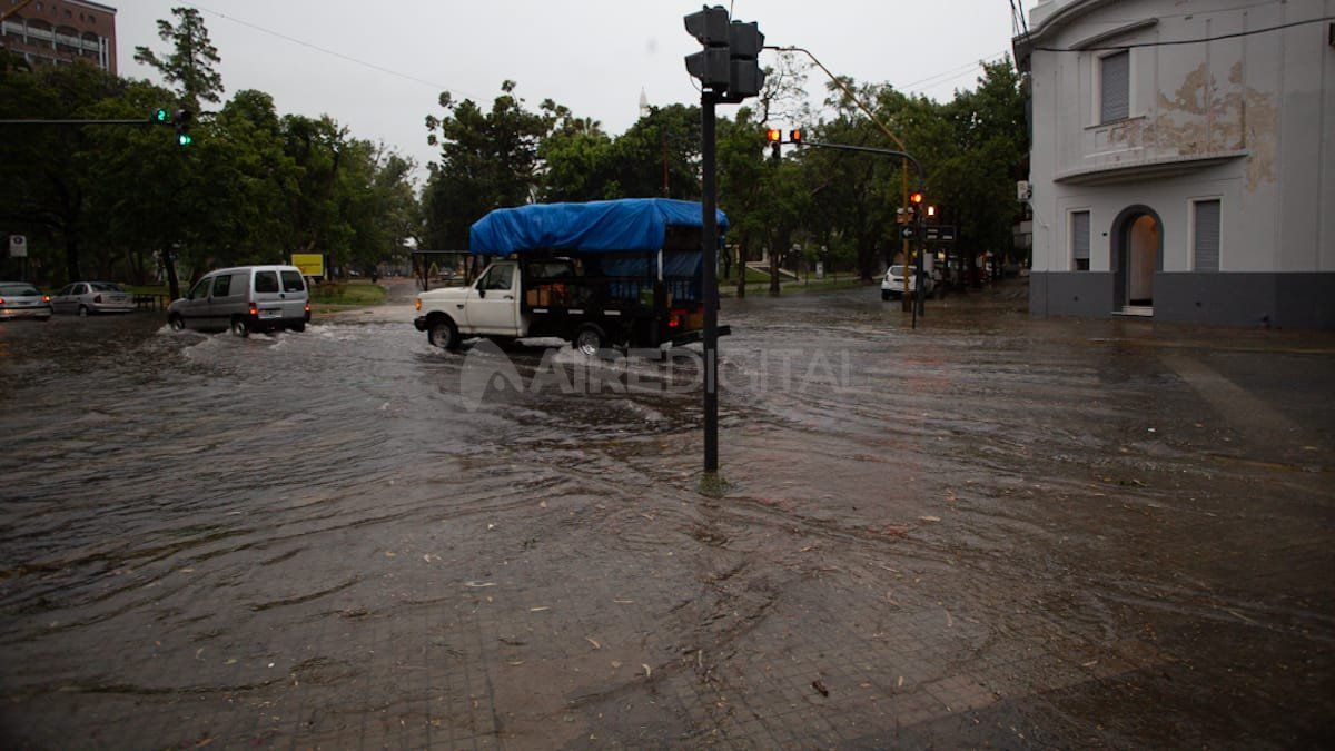 Las calles cercanas a la Plaza Constituyentes se inundaron con la tormenta.