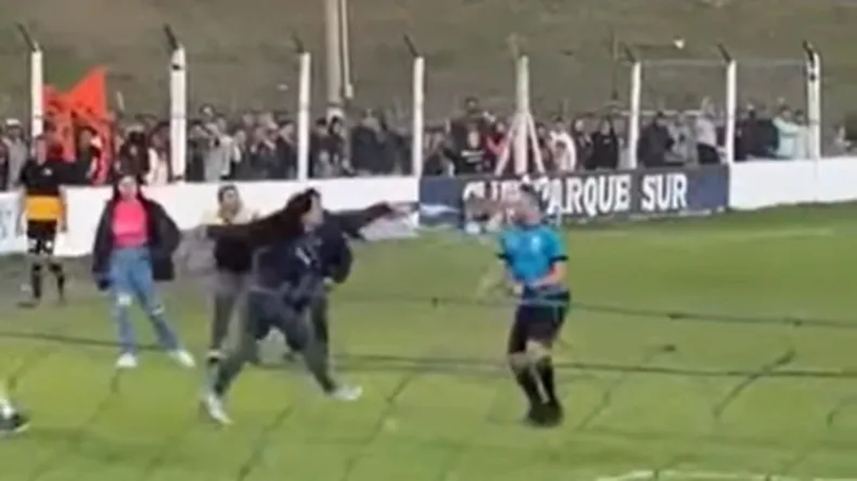 En un momento de la invasión de los hinchas se puede ver cómo una persona le arroja agua caliente en la cara al árbitro del partido que se llama Claudio Larrea. En un momento de la invasión de los hinchas se puede ver cómo una persona le arroja agua caliente en la cara al árbitro del partido que se llama Claudio Larrea.