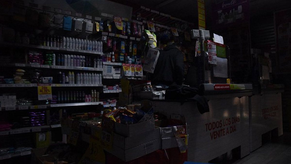 Supermercado a oscuras por el corte de luz masivo