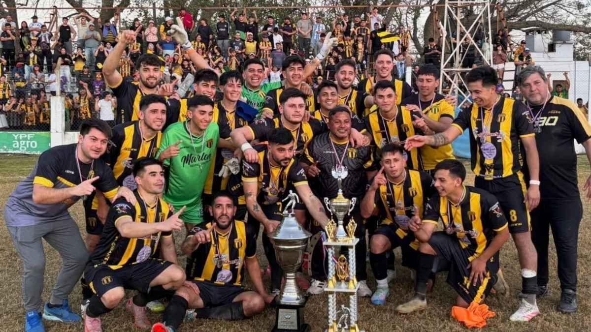 Central Argentino de Ceres, campeón de la Liga Ceresina y de la Copa de Plata del torneo Departamental. Foto: prensa Senador Felipe Michlig.