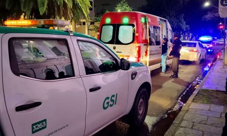 Un auto y una ambulancia chocaron en pleno Bulevar Pellegrini de Santa Fe. Un auto y una ambulancia chocaron en pleno Bulevar Pellegrini de Santa Fe.