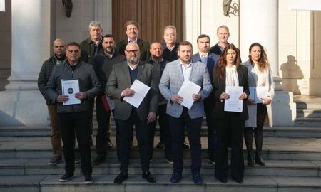 Los proyectos coinciden en ampliar derechos y modernizar el Estado, pero difieren en temas como religión, salud, rol del Estado y sistema electoral. Los proyectos coinciden en ampliar derechos y modernizar el Estado, pero difieren en temas como religión, salud, rol del Estado y sistema electoral.