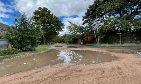 Los anegamientos en Villa California, en la zona de la costa santafesina, continúan generando complicaciones este miércoles, a pesar de la mejora del tiempo.