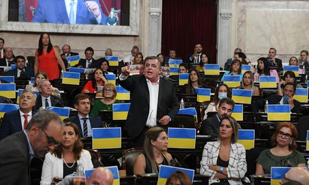Los legisladores de Juntos por el Cambio habían desplegado banderas de Ucrania en sus bancas y tenían la expectativa de que Alberto Fernández haga una enfática condena de la invasión rusa. Los legisladores de Juntos por el Cambio habían desplegado banderas de Ucrania en sus bancas y tenían la expectativa de que Alberto Fernández haga una enfática condena de la invasión rusa.