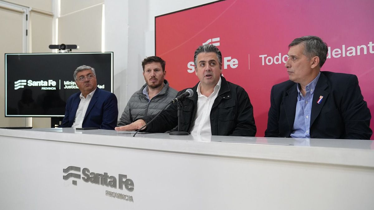 El anuncio estuvo a cargo los ministros de Justicia y Seguridad de Santa Fe, Pablo Cococcioni; de Economía, Pablo Olivares; el subsecretario de Intervención Federal del Ministerio de Seguridad nacional, Federico Angelini; y el director del Iapos, Nolasco Zalazar. El anuncio estuvo a cargo los ministros de Justicia y Seguridad de Santa Fe, Pablo Cococcioni; de Economía, Pablo Olivares; el subsecretario de Intervención Federal del Ministerio de Seguridad nacional, Federico Angelini; y el director del Iapos, Nolasco Zalazar.