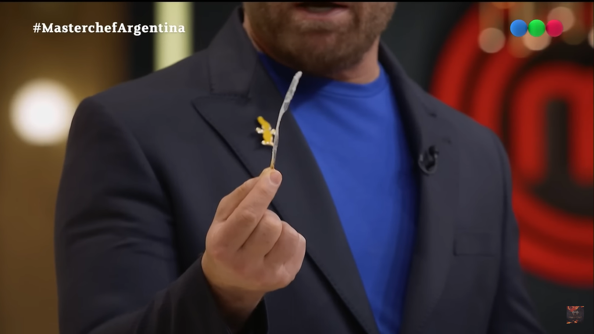 Rodolfo de MasterChef no limpió bien el calamar y el jurado no se lo perdonó. Rodolfo de MasterChef no limpió bien el calamar y el jurado no se lo perdonó.