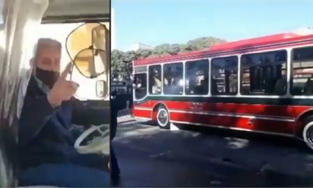 Chofer de colectivos se jubiló y se despidió a pura emoción luego de 35 años de trabajo.