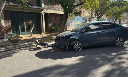 Fuerte accidente durante la siesta de este jueves: participó un solo automóvil, tras chocar contra un árbol. Fuerte accidente durante la siesta de este jueves: participó un solo automóvil, tras chocar contra un árbol.