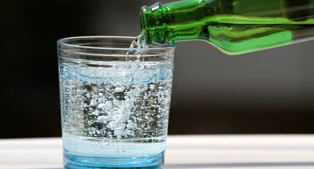 Agua con gas: por qué ayuda en la digestión