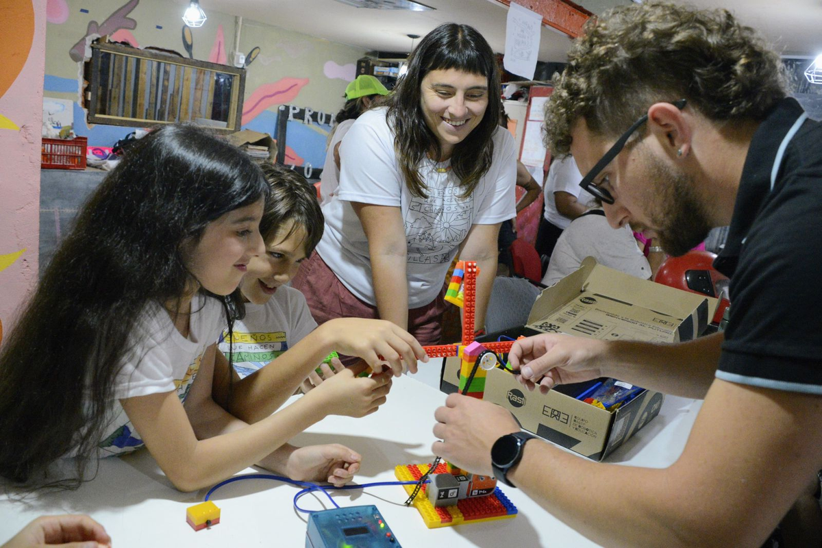 Orillas sostiene una extensión áulica de un EEMPA, talleres culturales, tecnológicos y laborales.