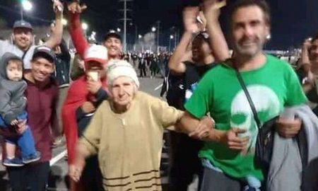 Una abuela fanática del Indio Solari fue al recital en San Luis y recibió una inesperada sorpresa Una abuela fanática del Indio Solari fue al recital en San Luis y recibió una inesperada sorpresa