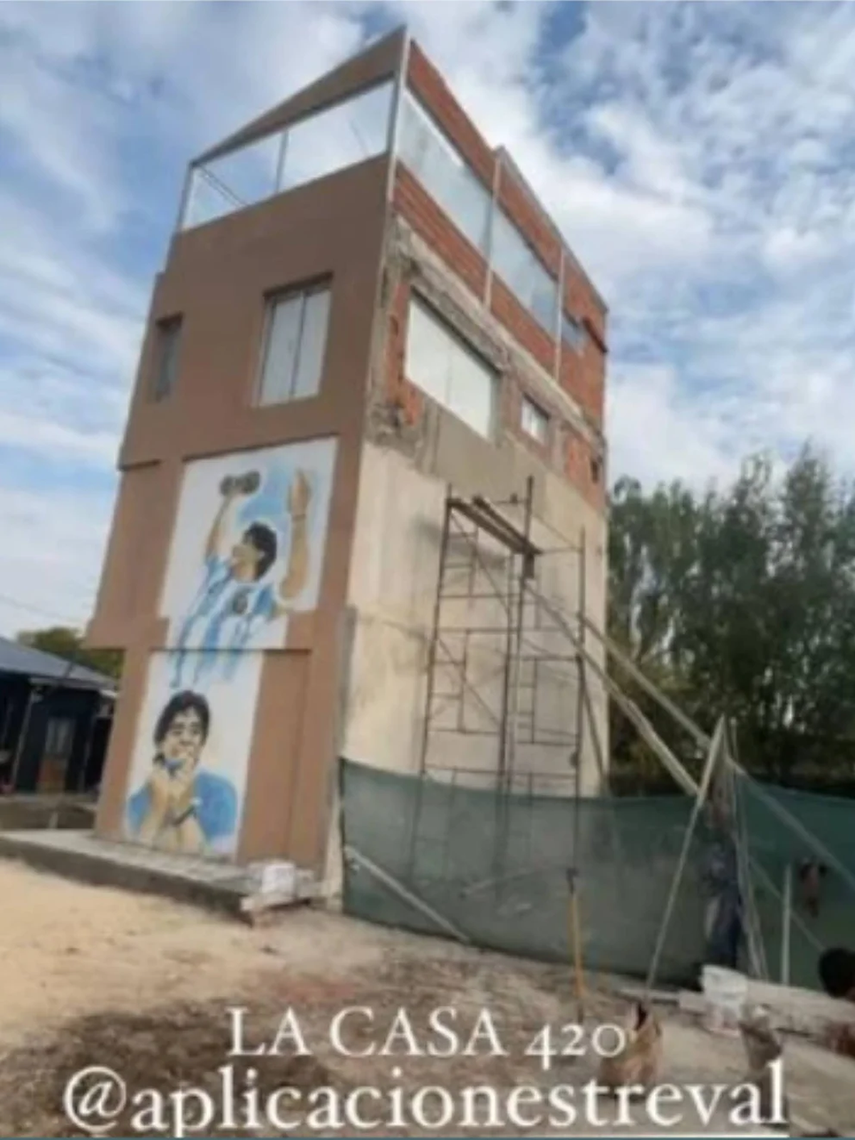 El mural en homenaje a Maradona en la casa de L-Gante