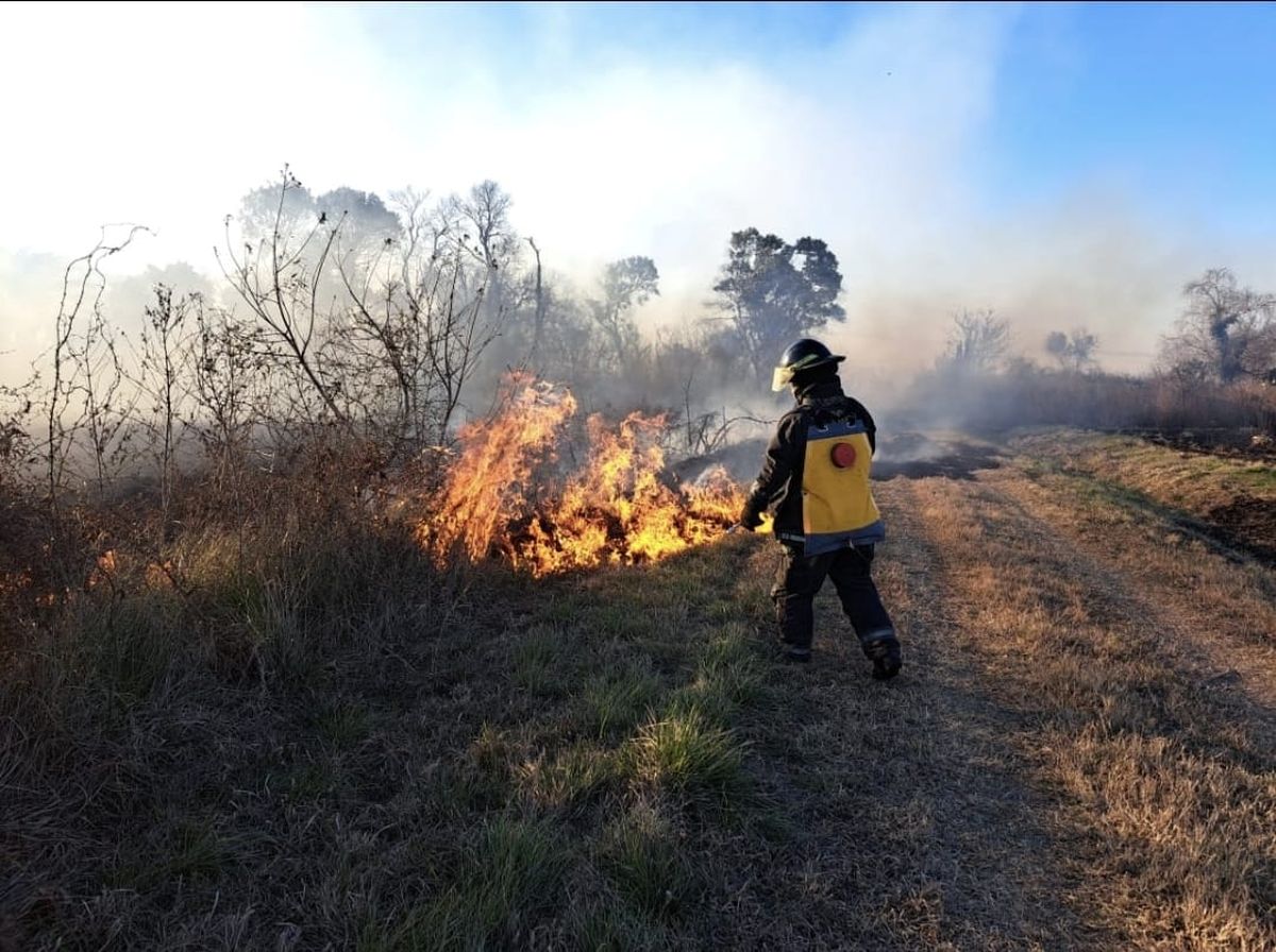 Personal de bomberos trabajó en apagar incendios de pastizales en Santa Fe y Santo Tomé.
