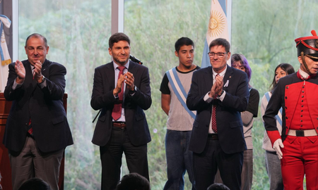 Participaron unos 250 estudiantes de tercer año de escuelas secundarias. Participaron unos 250 estudiantes de tercer año de escuelas secundarias.