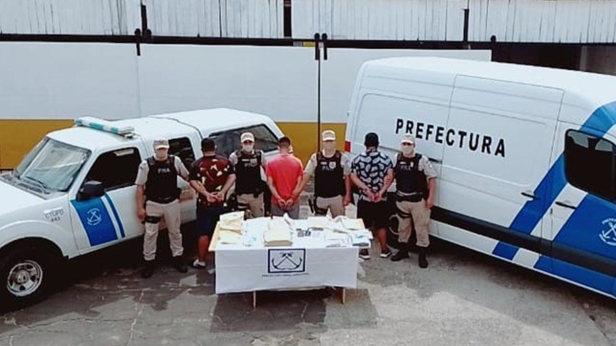 Como consecuencia de la investigación, tres personas fueron detenidas por la Prefectura.