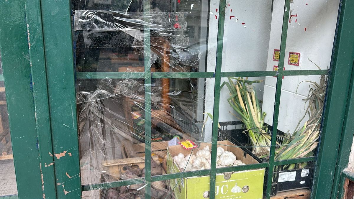 Un hombre de 31 años fue retenido por vecinos y luego demorado por la policía tras provocar daños en un comercio del centro de Santa Fe.