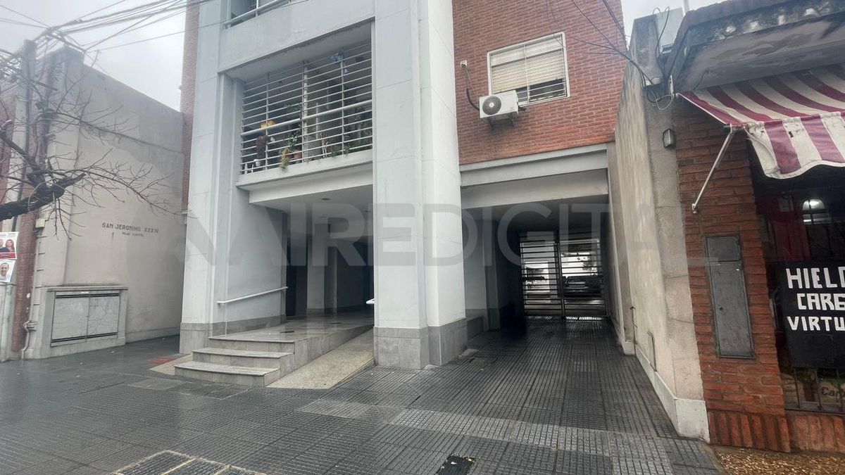 Barrio Constituyentes: En un edificio de Urquiza al 2900 lograron robar cuatro bicicletas y un matafuego durante la madrugada de este miércoles. Barrio Constituyentes: En un edificio de Urquiza al 2900 lograron robar cuatro bicicletas y un matafuego durante la madrugada de este miércoles.