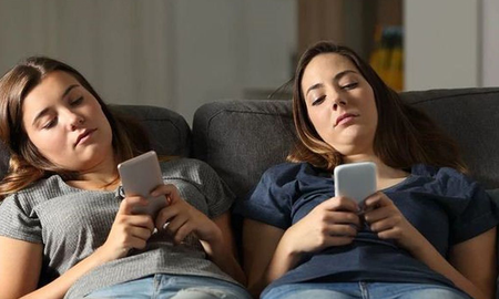 Expertos aseguran que el uso del celular puede aumentar el tamaño de la papada Expertos aseguran que el uso del celular puede aumentar el tamaño de la papada
