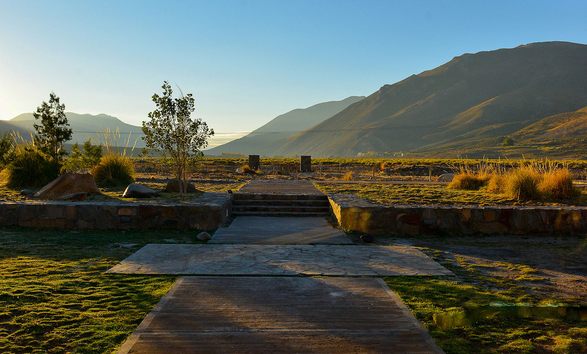 Desde las termas Los Molles se puede tener una excelente vista panorámica de la cordillera. Desde las termas Los Molles se puede tener una excelente vista panorámica de la cordillera.