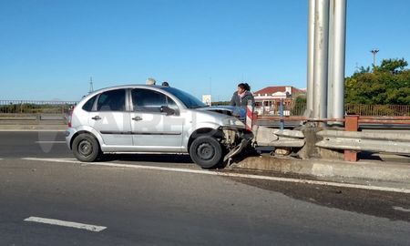El auto chocó contra el guardarraíl en la bifurcación del viaducto Oroño en el ingreso a la ciudad de Santa Fe. El auto chocó contra el guardarraíl en la bifurcación del viaducto Oroño en el ingreso a la ciudad de Santa Fe.