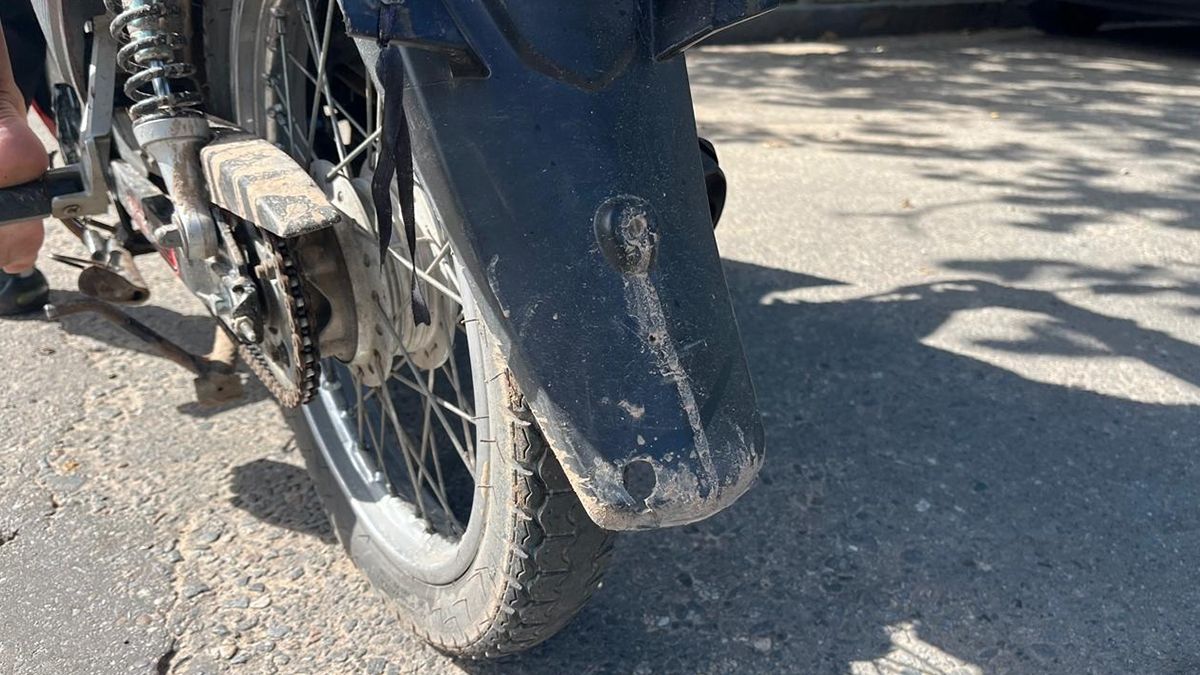 Una de las balas impactó en el guardabarros de la motocicleta en la que iba la víctima. 