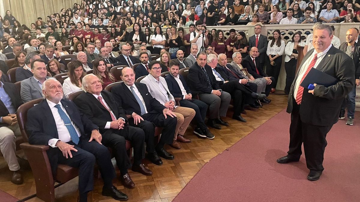 A 40 años del Juicio a las Juntas Militares de la última dictadura cívico-miliar en Argentina, la Universidad Nacional del Litoral (UNL) a través de la Facultad de Ciencias Jurídicas y Sociales (FCJS), reconoció esta tarde a los jueces que participaron del histórico. A 40 años del Juicio a las Juntas Militares de la última dictadura cívico-miliar en Argentina, la Universidad Nacional del Litoral (UNL) a través de la Facultad de Ciencias Jurídicas y Sociales (FCJS), reconoció esta tarde a los jueces que participaron del histórico.