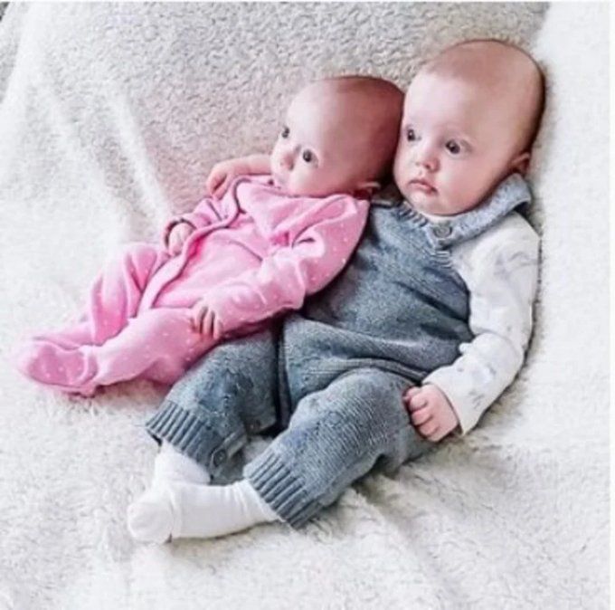 Noah pasó tres semanas y tres días en cuidados intensivos neonatales, y Rosalie pasó 95 días allí antes de que finalmente se le permitiera irse a casa los días antes de Navidad (instagram.com/roberts.supertwins/).