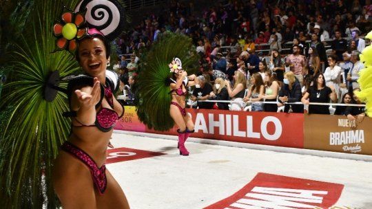 El Corsódromo vuelve a llenarse de color en el inicio del Carnaval del País 2026.
