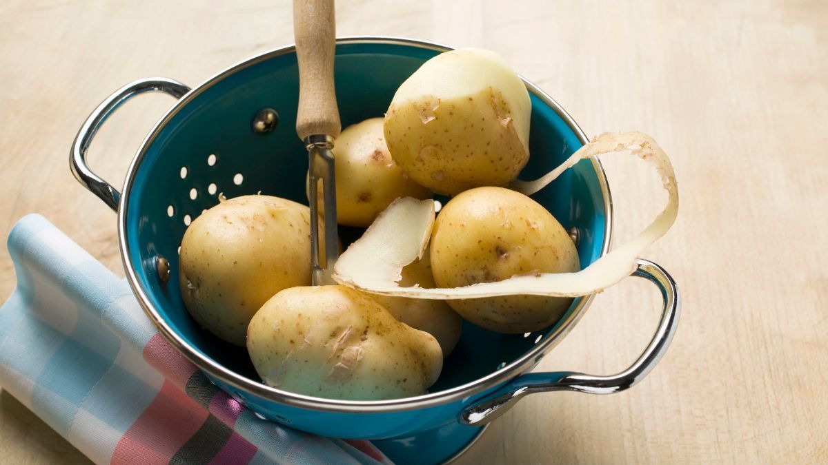 La mezcla de cáscara de papa y bicarbonato se utiliza como alternativa casera para tratar manchas de óxido. La mezcla de cáscara de papa y bicarbonato se utiliza como alternativa casera para tratar manchas de óxido.