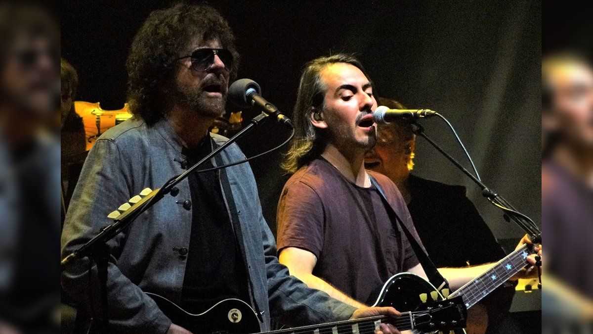 Jeff Lynne, de la ELO, y su hijo Dhani Harrison fueron los encargados de terminar Brainwashed, el disco que George estaba preparando cuando se agravó su estado de salud