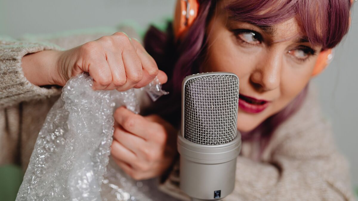 Tal ha sido el fulgurante éxito del ASMR, especialmente entre los consumidores de contenido digital, que este fenómeno ha sido descrito como el calmante de los jóvenes, una suerte de ansiolítico natural.