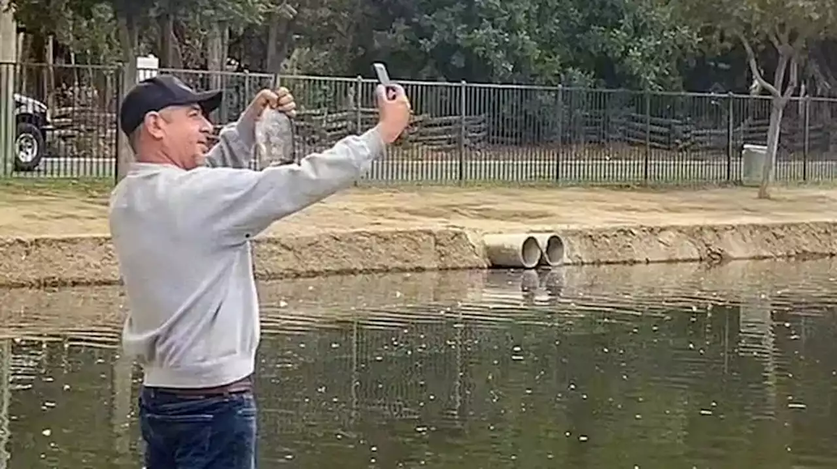 Se sacó una foto con un pez y cuando iba a tirarlo al agua se confundió y ¡tiró el celular!