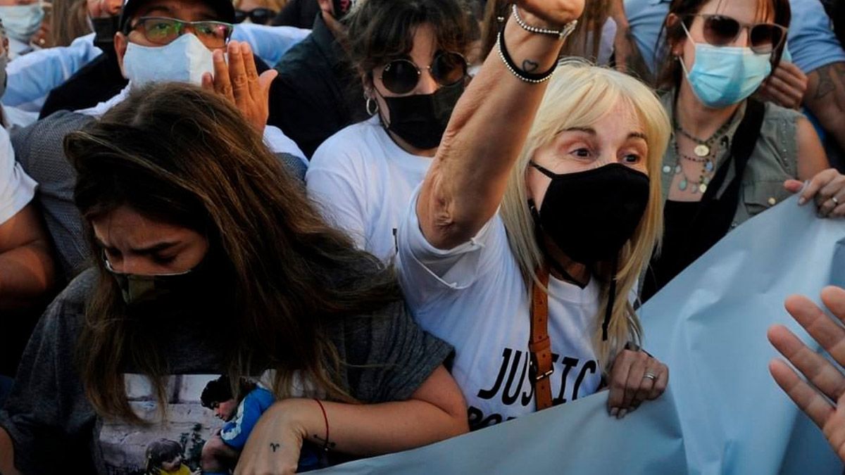 Claudia Villafañe y Dalma en la marcha por Diego Maradona