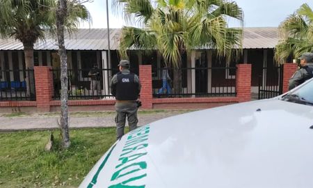 Personal de Gendarmería Nacional ejecutó allanamientos simultáneos en Tartagal, uno de ellos en la sede de la comuna. Personal de Gendarmería Nacional ejecutó allanamientos simultáneos en Tartagal, uno de ellos en la sede de la comuna.