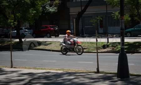 En la mano sur de Bulevar Gálvez entre Alberdi y Sarmiento hay un marcado hundimiento en la calzada. En la mano sur de Bulevar Gálvez entre Alberdi y Sarmiento hay un marcado hundimiento en la calzada.
