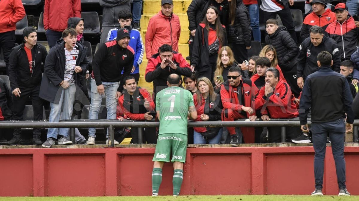 Marcos Díaz enfrentó a los hinchas de Colón tras el empate. Marcos Díaz enfrentó a los hinchas de Colón tras el empate.