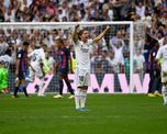 Real Madrid derrotó a Barcelona y quedó como lider de LaLiga de España por tres puntos de diferencia sobre su clásico rival. Real Madrid derrotó a Barcelona y quedó como lider de LaLiga de España por tres puntos de diferencia sobre su clásico rival.