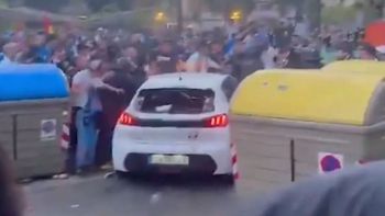 Un auto atropelló a 13 personas en las afueras del estadio RCDE, mientras se jugaba Barcelona Espanyol.
