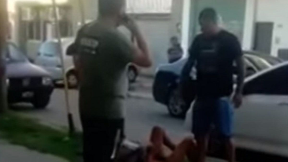 Un adolescente de 15 años fue golpeado y desnudado por un grupo de vecinos que lo atrapó en la calle luego de que le intentara robar el teléfono celular a un hombre