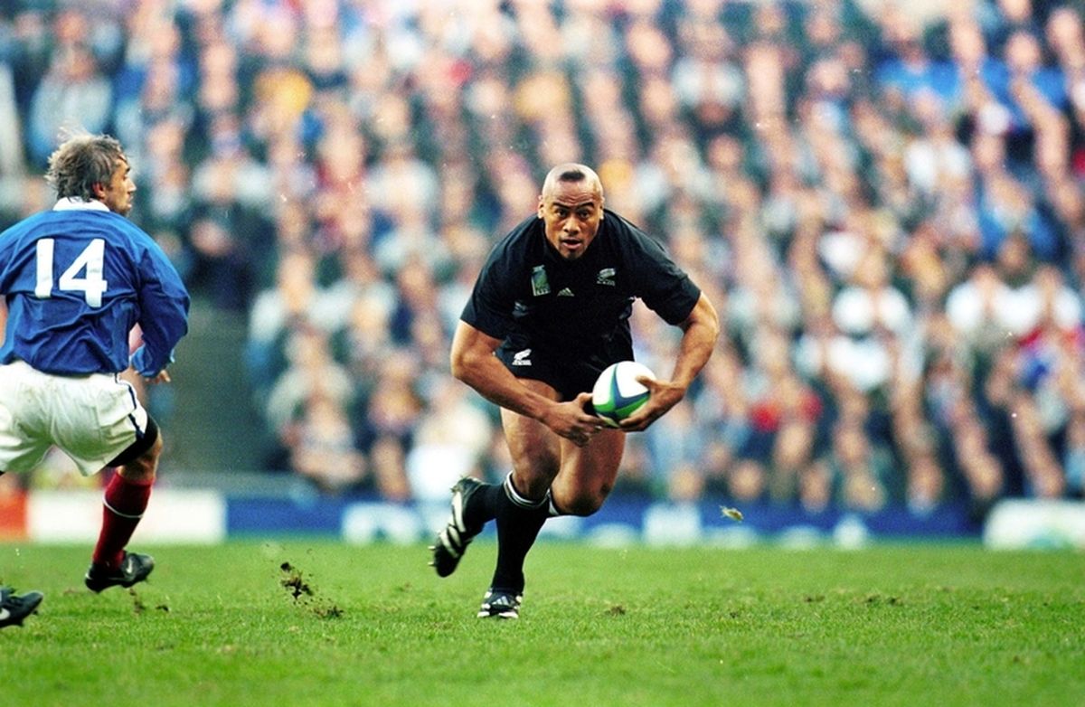 En el Mundial de Gales de 1999, Lomu superó su marca de tries, ya que anotó ocho: dos a Tonga, uno a Inglaterra, dos a Italia, uno a Escocia y, ya en semifinales, anotó dos más ante Francia (foto) que, en el estadio de Twickenham, Londres, eliminó a los Hombres de Negro al vencerlos por 43 a 31. A la fecha, es el único jugador que se consagró tryman en dos Copas del Mundo. En el Mundial de Gales de 1999, Lomu superó su marca de tries, ya que anotó ocho: dos a Tonga, uno a Inglaterra, dos a Italia, uno a Escocia y, ya en semifinales, anotó dos más ante Francia (foto) que, en el estadio de Twickenham, Londres, eliminó a los Hombres de Negro al vencerlos por 43 a 31. A la fecha, es el único jugador que se consagró tryman en dos Copas del Mundo.