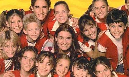 El 14 de agosto de 1995 en la pantalla de Telefe se estrenó Chiquititas, una serie ideada por Cris Morena en la que se contaba la historia de las internas de Rincón de Luz, un hogar para niñas y adolescentes huérfanas. El 14 de agosto de 1995 en la pantalla de Telefe se estrenó Chiquititas, una serie ideada por Cris Morena en la que se contaba la historia de las internas de Rincón de Luz, un hogar para niñas y adolescentes huérfanas.