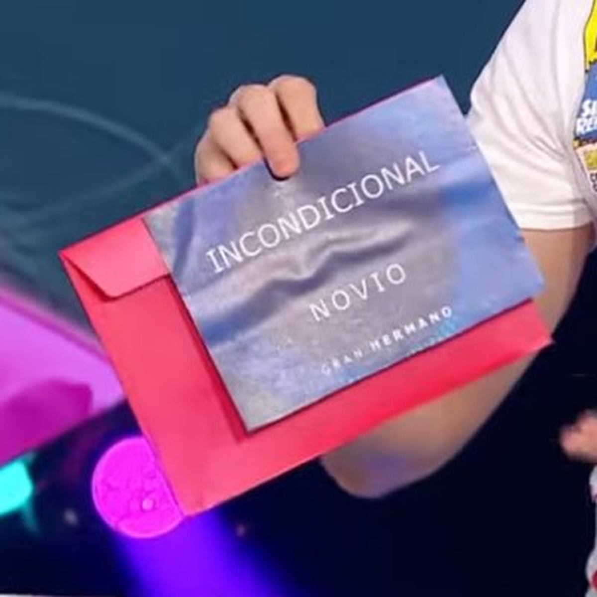 Santiago del Moro reveló el mensaje que Brian Fernández le había enviado a Sabrina a la casa de Gran Hermano. Santiago del Moro reveló el mensaje que Brian Fernández le había enviado a Sabrina a la casa de Gran Hermano.
