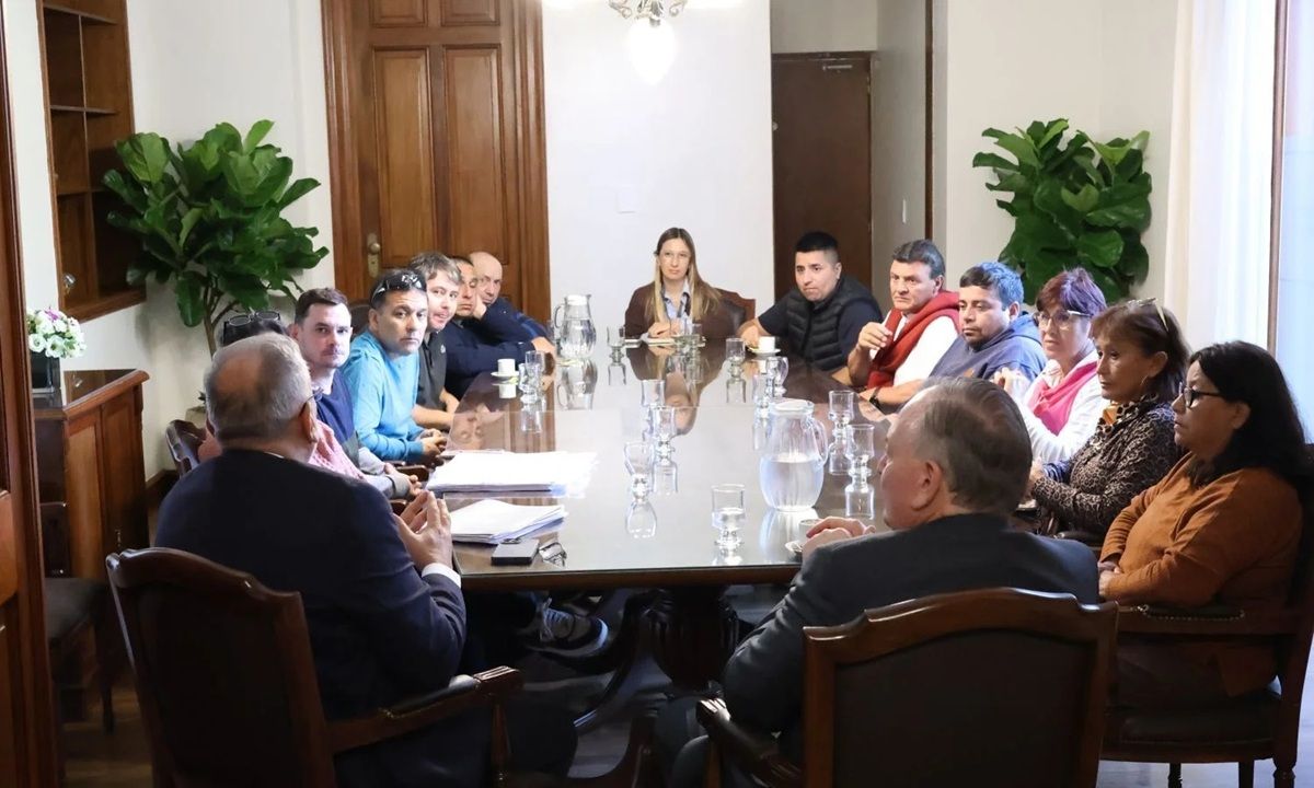 Trabajadores de la empresa láctea Verónica fueron recibidos por Felipe Michlig y Alcides Calvo en el Senado. Trabajadores de la empresa láctea Verónica fueron recibidos por Felipe Michlig y Alcides Calvo en el Senado.
