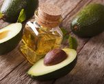 Aceite natural de palta para proteger el cabello.