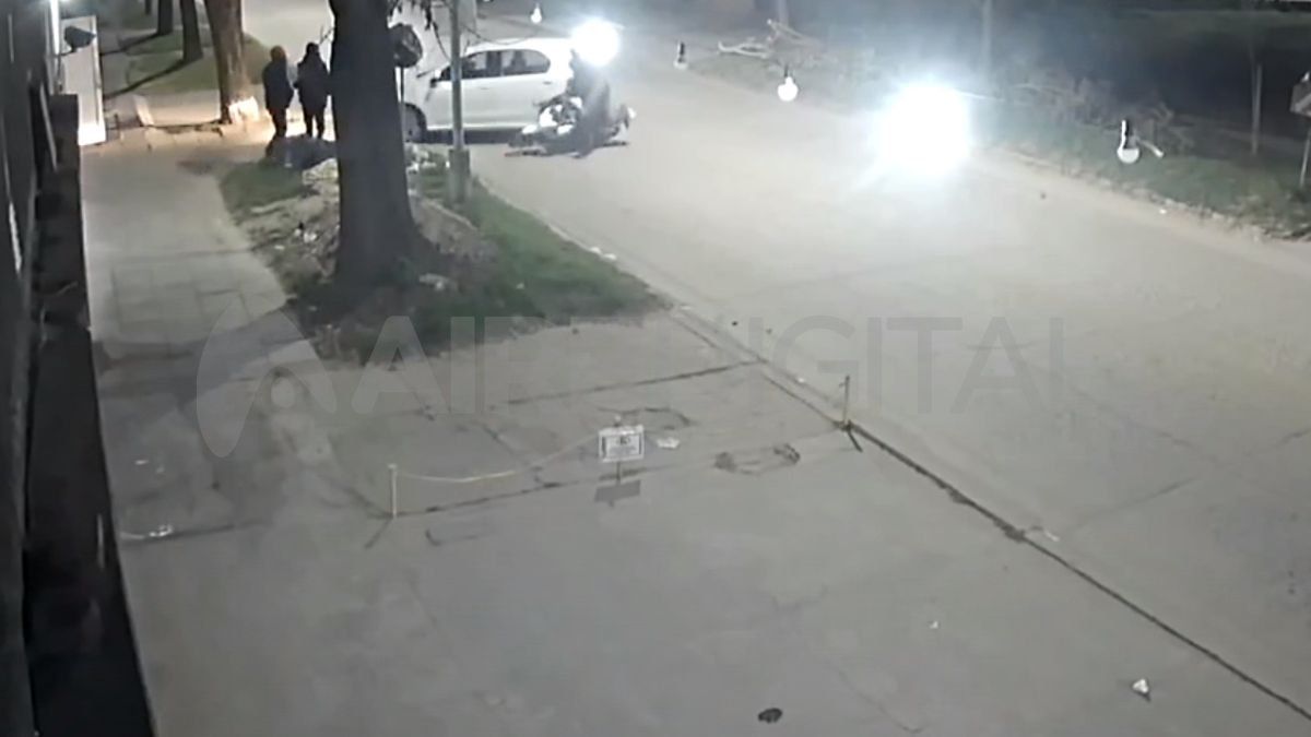 Captura del video: el momento en que el vecino atropelló a los delincuentes para evitar que le roben&nbsp;