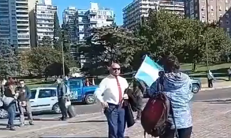 Anticuarentena que amenazó a un periodista: Le pusieron la vacuna a mi vieja y ahora está imantada Anticuarentena que amenazó a un periodista: Le pusieron la vacuna a mi vieja y ahora está imantada