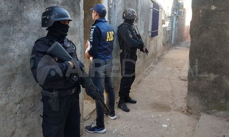 El 18 de febrero agentes de Drogas junto con grupos de asalto irrumpieron en tres domicilios. El 18 de febrero agentes de Drogas junto con grupos de asalto irrumpieron en tres domicilios.