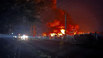 El incendio se desató pasadas las 21 del domingo y los vecinos debieron autoevacuarse.